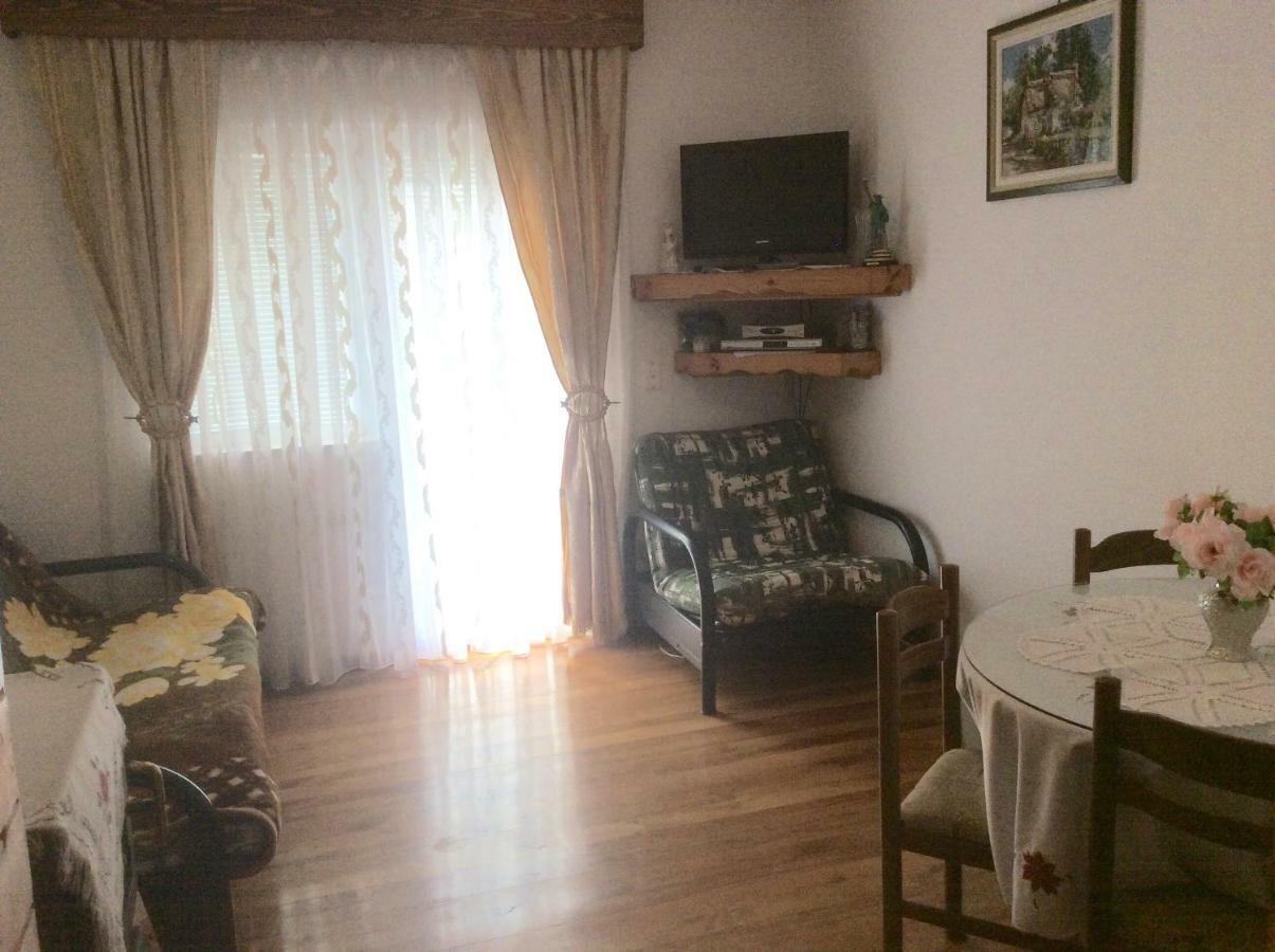 Apartman Nadia Karlobag Exteriör bild