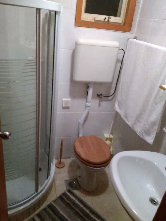 Apartman Nadia Karlobag Exteriör bild