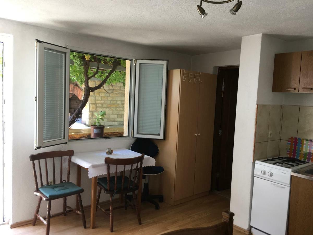 Apartman Nadia Karlobag Exteriör bild