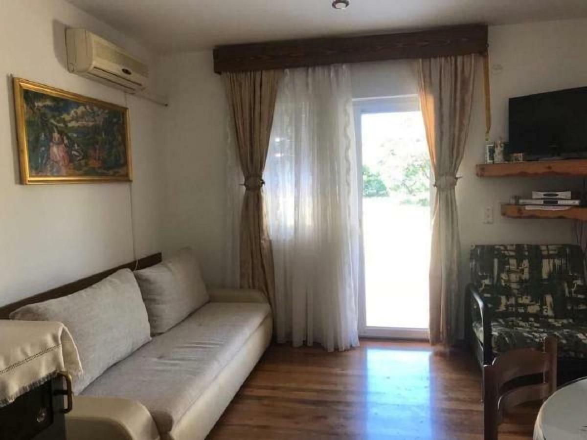 Apartman Nadia Karlobag Exteriör bild