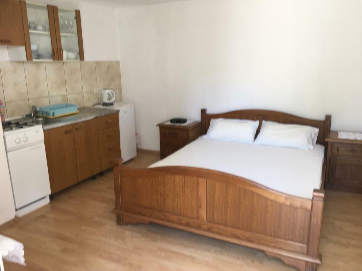 Apartman Nadia Karlobag Exteriör bild